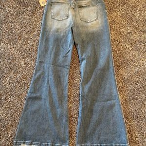 Women’s distressed flats jeans. 32R